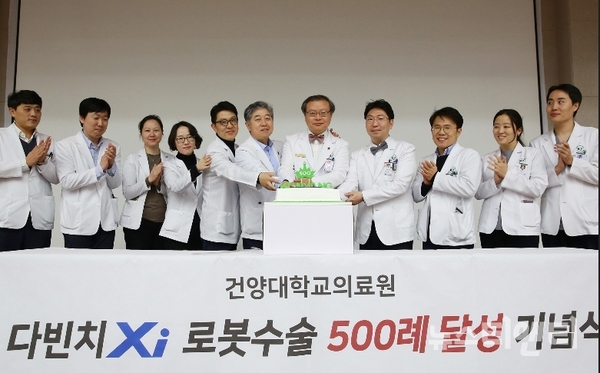 건양대병원 로봇수술센터는 다빈치Xi 로봇수술 500례를 달성했다고 30일 밝혔다. /건양대병원 제공