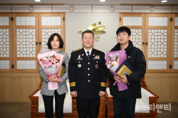 7일, 예산군 CCTV통합관제센터 관제요원 2인이 김장호 예산경찰서장으로부터 감사장을 수상했다 / 예산군 제공