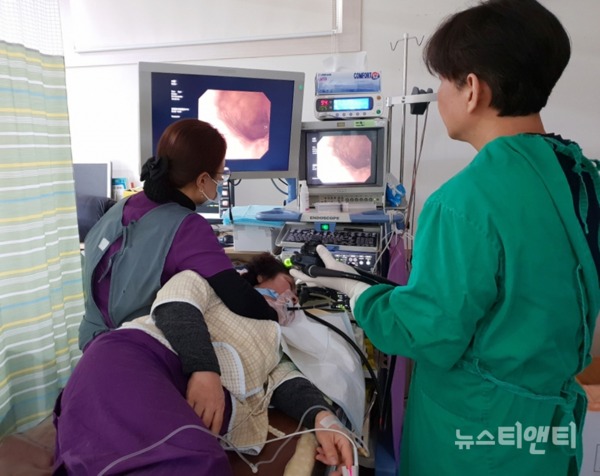 태안군이 우리나라 사망원인 1위인 암의 조기 치료 및 발견을 위한 무료 암 검진을 실시한다(사진=보건의료원 암 검진 모습)