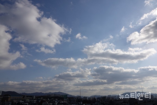 맑은 하늘에 구름이 흐르는 대전 하늘 /  ⓒ 뉴스티앤티