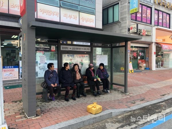 금산군은 겨울철 주민들의 교통편의를 위해 버스승강장 탄소열선 온열의자를 운영 중이다 / 금산군 제공