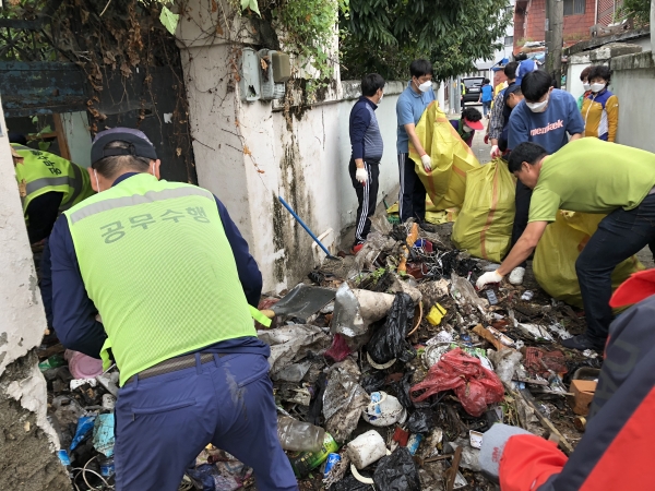 대전 중구 공무원들이 저장강박증 주민의 집안 생활쓰레기를 수거하고 있다. / 대전 중구청 제공