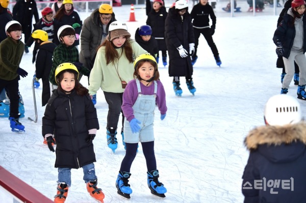 제천 야외 스케이트·썰매장이 설 명절 연휴기간에도 휴일 없이 운영된다. / 제천시 제공