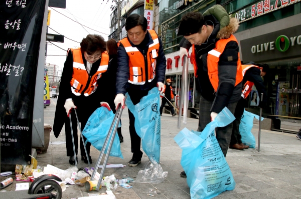 더불어민주당 대전시당 민생TF 위원들은 22일 오전 8시 대학가인 유성구 궁동 로데오거리 일대에서 대전시 환경미화원들과 함께 거리청소를 진행하고 있다. / 더불어민주당 대전시당 제공