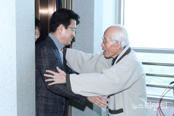 허태정시장이 23일 오전 정완진(93세) 애국지사의 자택을 방문했다 / 대전시 제공