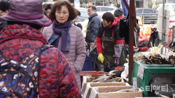 설 연휴를 하루 앞두고 대전 중앙시장을 찾은 시민들 / ⓒ 뉴스티앤티