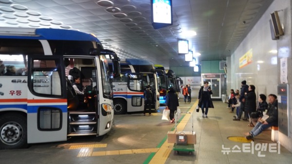 민족 대명절 설 연휴를 하루 앞둔 23일 대전복합터미널이 고향으로 향하는 귀성객들로 붐비고 있다. / ⓒ 뉴스티앤티
