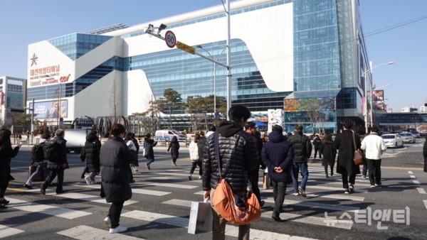 민족 대명절 설 연휴를 하루 앞둔 23일 대전복합터미널이 고향으로 향하는 귀성객들로 붐비고 있다. / ⓒ 뉴스티앤티