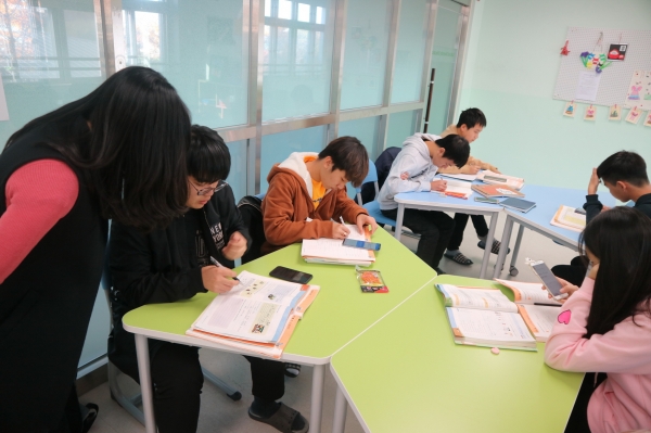 충북국제교육원 다문화교육지원센터 중등 디딤돌 과정 1 수업 장면 / 충북교육청 제공