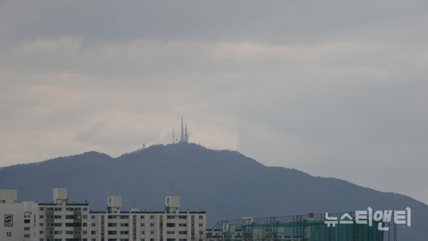 구름 많은 날씨 대전 식장산 /  ⓒ 뉴스티앤티
