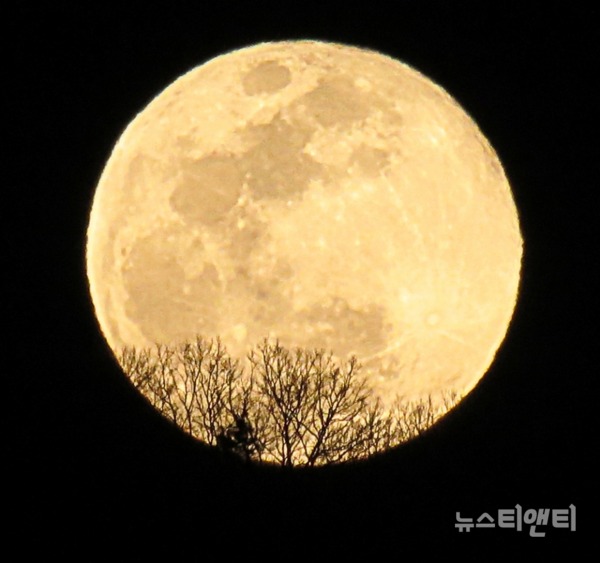 정월 대보름날인 오늘(8일)은 흐리다 낮부터 맑아져 밤에는 대보름달을 볼 수 있겠다. /  ⓒ 뉴스티앤티