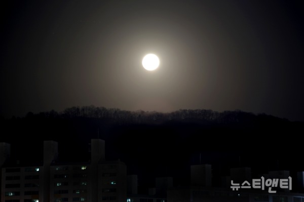 대전 북동쪽 계족산 넘어로 떠오르는 정월 대보름달 /  ⓒ 뉴스티앤티