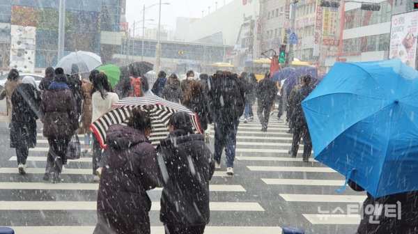 16일 대전에 눈과 비가 오락가락 내리는 가운데 시민들이 우산을 들고 복합터미널 인근 횡단보도를 건너고 있다. / 뉴스티앤티 박기봉 2020.02.16