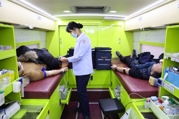 충남교육청은 17일 교육청 현관 앞에서 대전·세종·충남혈액원의 헌혈버스를 지원받아 직원들의 자발적 참여를 통한 사람나눔 헌혈행사를 실시했다. / 충남교육청 제공