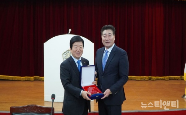 박병석(5선, 대전 서갑) 의원이 21일 개인택시 면허 양수시 운전경력 요건 폐지 등에 결정적 기여를 한 공로로 전국 개인택시운송조합으로부터 감사패를 받았다.