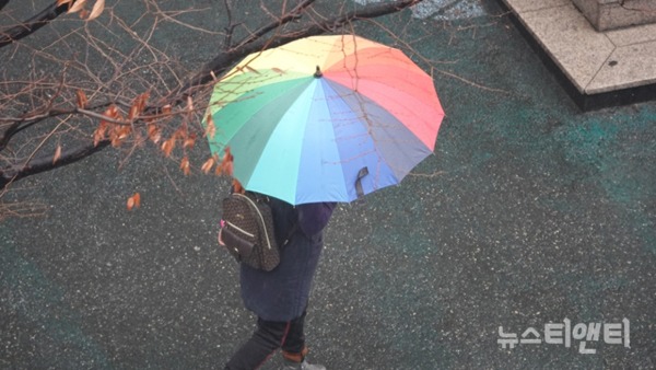 비 오는 날 우산 쓰고 걸어가는 시민 /  ⓒ 뉴스티앤티