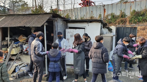 연탄 봉사를 하고 있는 연탄은행 봉사자들 / 대전 대덕구 제공