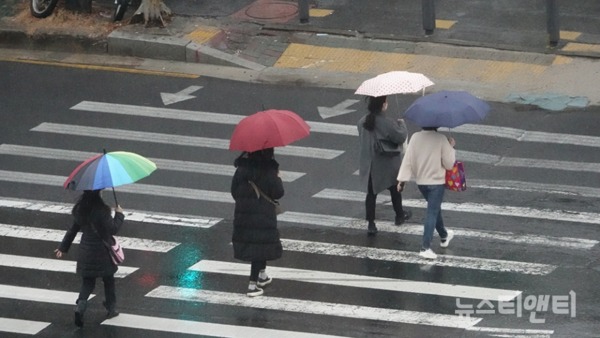 비 오는 날 아침 출근길에 나선 시민들 /  ⓒ 뉴스티앤티