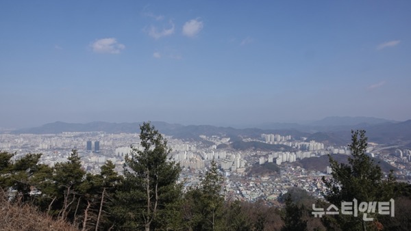 대전 남쪽에 위치한 보문산에서 바라 본 맑은 하늘의 대전시 모습 /  ⓒ 뉴스티앤티