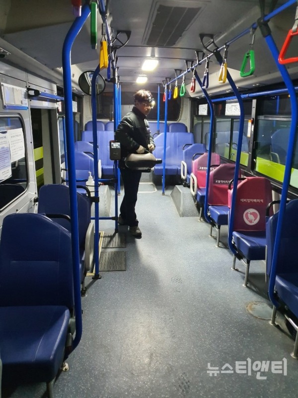 세종시가 코로나19 확산으로 인한 버스 승객의 안전을 확보하기 위해 대중교통에 대한 방역활동을 강화한다. / 세종시 제공