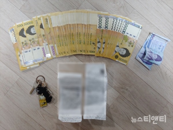 경찰은 이들의 주거지를 수색해 판매하고 남은 마스크 710장과 현금 320만 원을 압수했다 / 천안서북구경찰서 제공