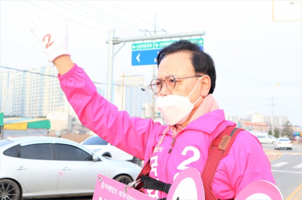 미래통합당 이명수 아산갑 국회의원 예비후보가 길거리 인사를 하고 있다. / 이명수 예비후보 제공