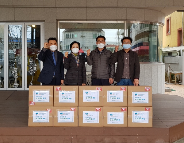 한국조폐공사는 코로나19 확산으로 어려움을 겪는 전통시장 상인들을 격려하기 위해 17일 대전 서구 도마동의 도마큰시장에 손소독제 200개를 기부했다