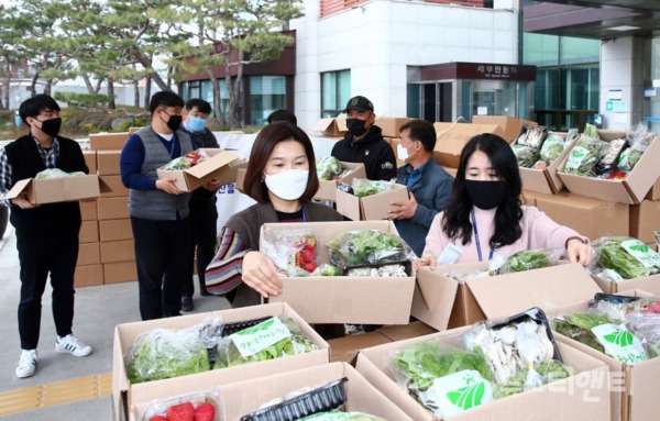 대전 유성구 공무원들이 지역 농가를 돕기 위해 26일 구청 현관 앞에서 ‘지역농산물꾸러미’를 공동구매하고 있다. / 대전 유성구 제공