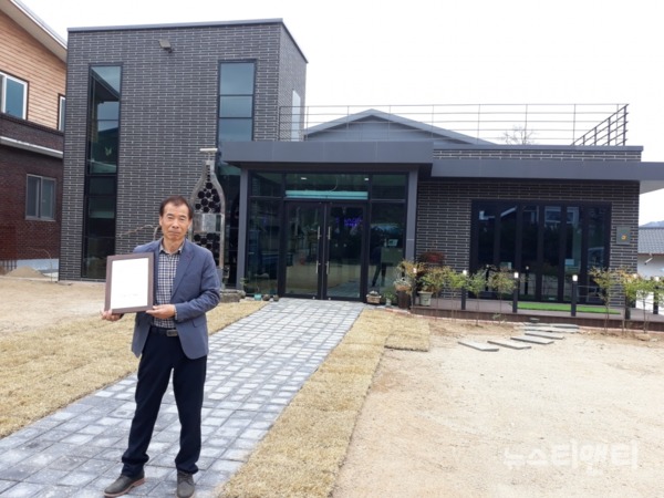 충북 영동군 소재 불휘농장이 국내 농가형 와이너리 최초로 식품안전관리인증기준(HACCP) 인증을 획득했다. 사진은 시나브로 이근용 대표. / 영동군 제공