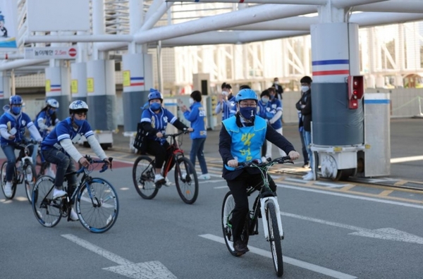 더불어민주당 대전 서구(을) 박범계 후보가 ‘코로나 19 친환경 자전거 유세’를 펼치고 있다.
