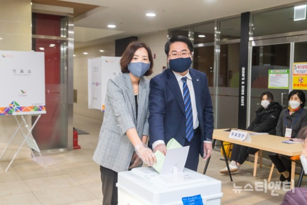 오세현 아산시장과 배우자 윤정아 씨가 투표소를 찾아 한 표를 행사하고 있다 / 아산시 제공