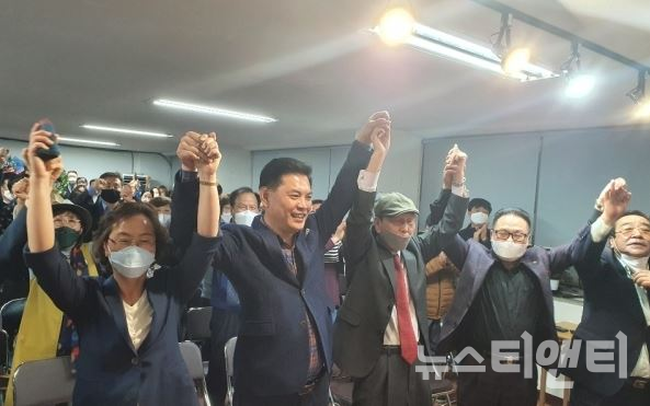 대전 대덕구 더불어민주당 박영순 후보가 제21대 국회의원에 당선되며, 마침내 여의도에 입성했다.