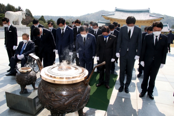 더불어민주당 대전 제21대 국회의원 및 4.15 재·보선 당선인들이 16일 오전 10시 대전 유성구 국립대전현충원에서 합동 참배를 진행하고, 코로나19 위기 극복과 대전의 새로운 도약을 위한 각오를 다지고 있다. / 더불어민주당 대전시당 제공