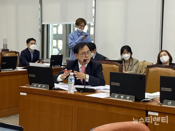 28일 개최된 국회 보건복지위원회 회의에서 아동돌봄쿠폰 지급시기와 연가보상비 삭감에 대한 문제가 지적되었다.