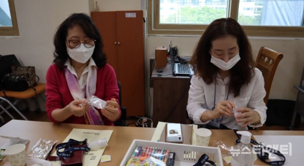 대전 유성구 자원봉사센터에서 자원봉사자들이 지역주민에게 나눠 줄 목걸이형 손소독제를 만들고 있다. / 대전 유성구 제공