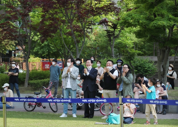대전 서구는 23일 토요일 도안동 아이파크아파트에서 코로나 블루 극복을 위한 찾아가는 발코니 음악회 2회차 공연을 개최했다. / 대전 서구청 제공
