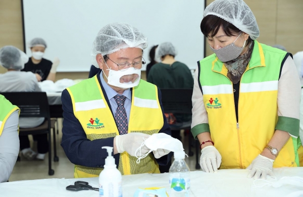 장종태 서구청장이 둔산동 청각장애인 생애지원센터에서 자원봉사자들과 함께 투명마스크를 제작하고 있다. / 대전 서구 제공
