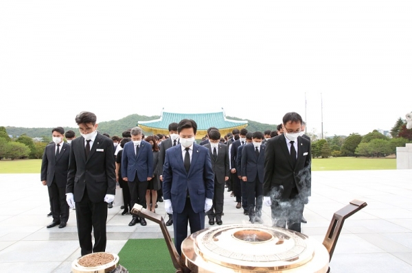 대전지방국세청은 2일 제65회 현충일을 맞아 대전현충원을 찾아 참배하고 봉사활동을 실시했다.