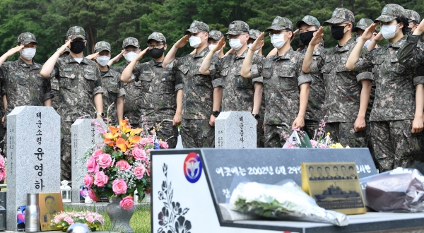 해군본부 간부 100여 명은 3일 대전현충원의 묘역을 찾아 태극기를 꽂고 묘비를 닦는 봉사홯동을 벌이며 순국선열과 호국영령의 희생을 기렸다.
