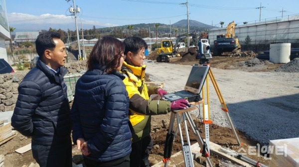 지난 3월 구즉동 일원에서 한국국토정보공사 직원들이 지적측량을 실시하고 있다. / 대전 유성구 제공