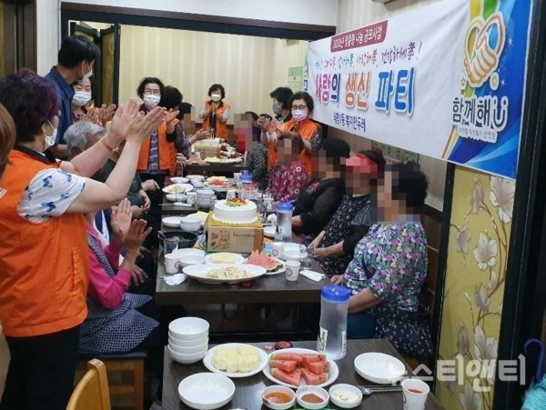 대전 중구 태평1동행정복지센터는 15일 복지만두레협의체의 지원을 받아 어르신 20분을 초청해 생신잔치를 개최했다.