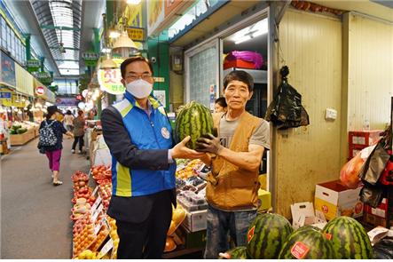 한국조폐공사는 16일 자매결연을 맺은 대전 도마큰시장을 방문, 전통시장 장보기 행사와 안전예방 활동을 실시했다