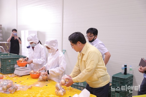 아산시 채소 산지유통센터(APC) 양파포장 시설을 둘러보고 함께 하고 있는 오세현 아산시장 / 아산시 제공
