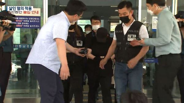 동거남의 9살 아들(B군)을 여행용 가방안에 7시간 넘게 가둬 결국 숨지게 한 의붓어머니 A씨(41)가 살인 혐의로 재판에 넘겨졌다. / KBS 뉴스 캡처