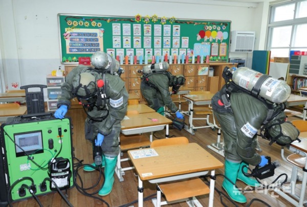 대전천동초등학교 교실 방역소독하는 모습 / 대전시 제공