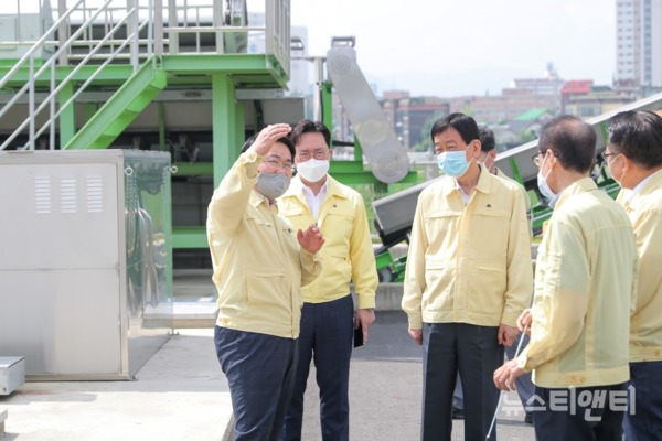 오세현 아산시장이 진영 행정안전부장관과 함께 권곡 배수펌프장 시설을 둘러보고 있는 모습 / 아산시 제공
