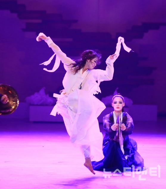태혜신카르마프리무용단의 '플라워스 인 헤븐(Flowers in Heaven)' / 대전시립연정국악원 제공