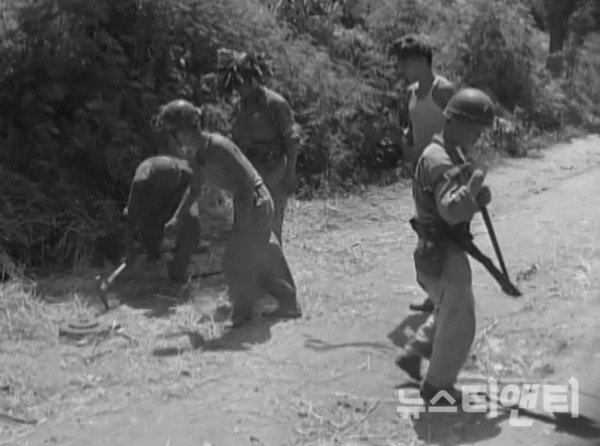 [한국전쟁기 대전 기록영상] 도로에 지뢰를 묻는 병사들(1950.7.17) / 대전시 제공
