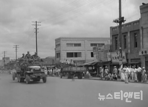 [한국전쟁기 대전 기록영상] 트럭 탄 미병사와 거리의 민간인 (1950.9.28~30) / 대전시 제공