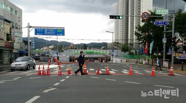 31일 대전역 원동네거리 지하차도가 통제된 모습.이날 오후 5시 30분 현재 지하차도 통제로 대전역 일대 교통은 마비 상황이다. / ⓒ 뉴스티앤티